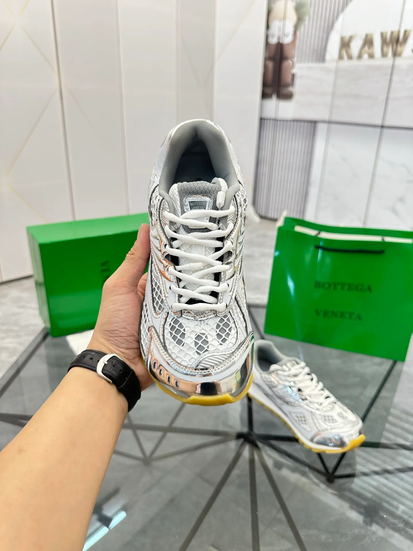 Factory men's shoes 💰: 620💰 (top version) BV Orbit sneakers Wang Yibo's same style couple's dad shoes Runner sneakers, made of lightweight technical mesh fabric. Matched with geometric pattern designed rubber outsole Wang Zha series high version Look for the package craftsmanship The actual height is much higher, but the legs are still slim. Very nice and playable and durable Matching to the standard 💯 Package shoe technology Look for the high version The outsole is made of color-blocked TPU outsole Women's model 35 36 37 38 39 40 41 (40 41 customized) Men's model 38 39 40 41 42 43 44 45. (Customized size 38 45.46) No. H345